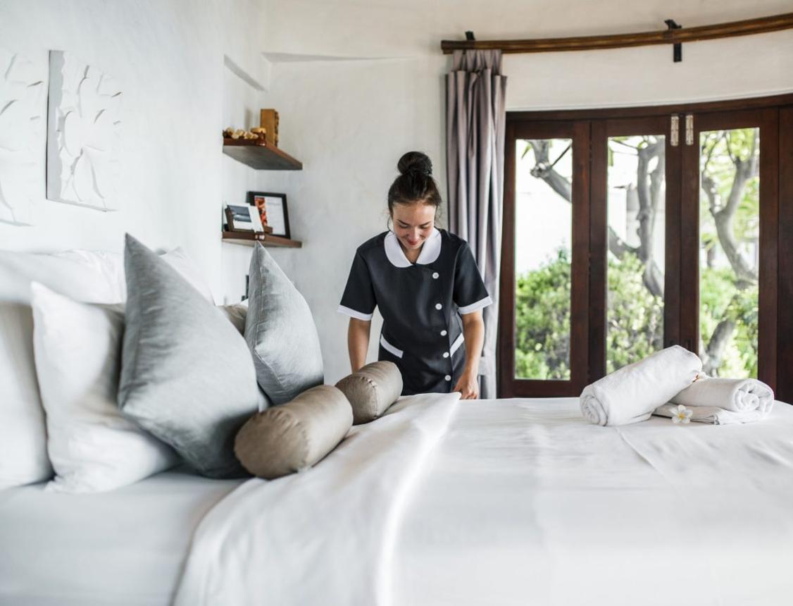 Habitación con la cama recién preparada para huéspedes